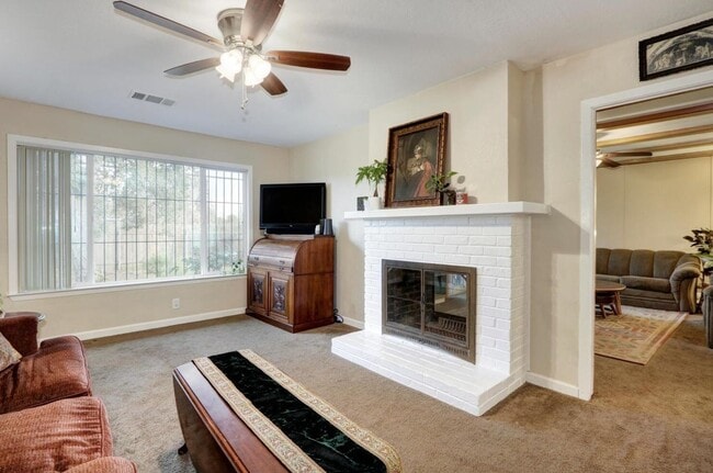 Building Photo - Beautiful Renovated 3/1 In Sacramento