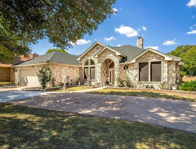 Building Photo - 120 Meadowlakes Dr