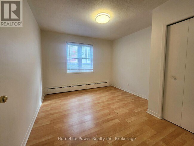 Photo - 250 King St E