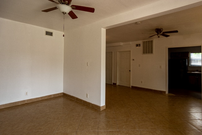 Photo - 811 Barrymore Blvd