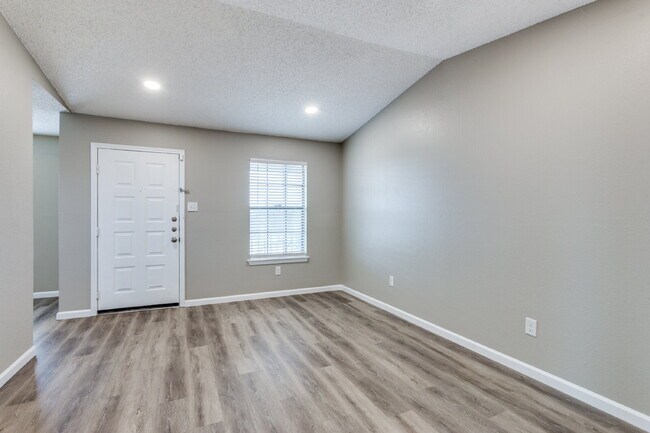 Updated & Conveniently Located 2 Bedroom Apartment in South Fort Worth