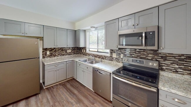 Building Photo - Updated 3 bed 2 bath in the tree lined Bir... Rental