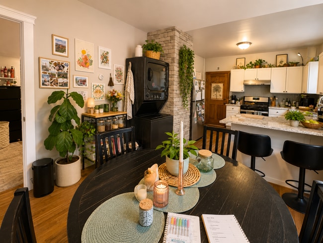 Photo - 447 W Doty St