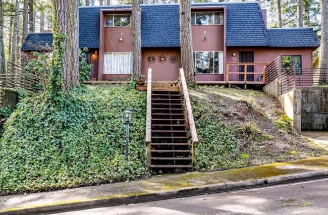 Building Photo - 3 bedroom 2 bathroom duplex in South Eugene!