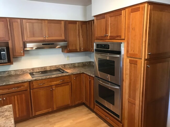 Photo - Large 5 bed 3 bath family home with two se...