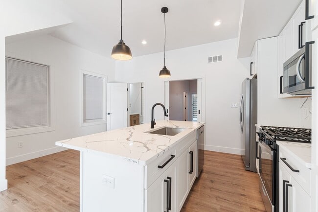 Building Photo - 506 Foreland St Unit 1