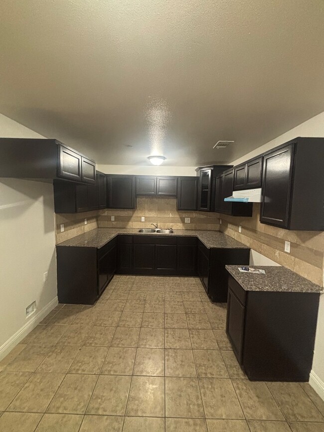 Photo - 829 E 84th St