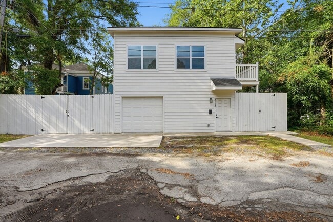 Building Photo - 912 E Henry St