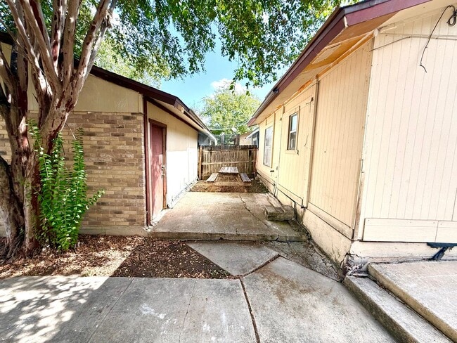 7806 Winsford Dr