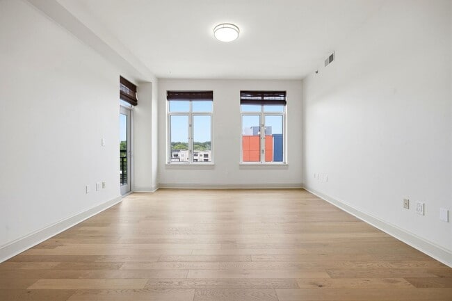Photo - Gorgeous 2 Bedroom Condo! Downtown Raleigh- Paramount-Available Now!