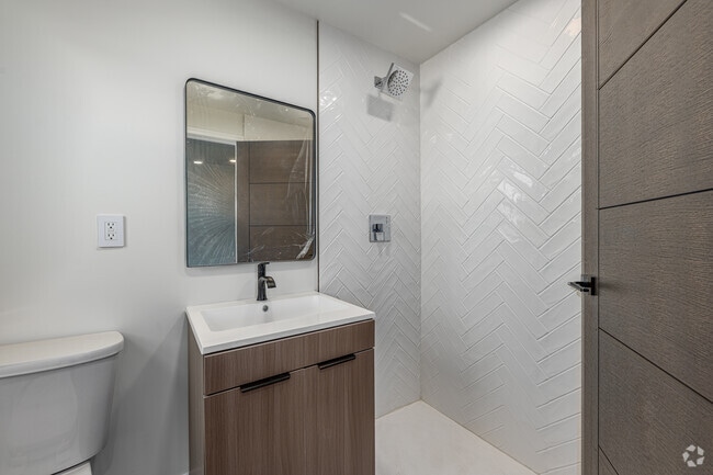 2BR, 2BA - 875SF - Primary Bathroom