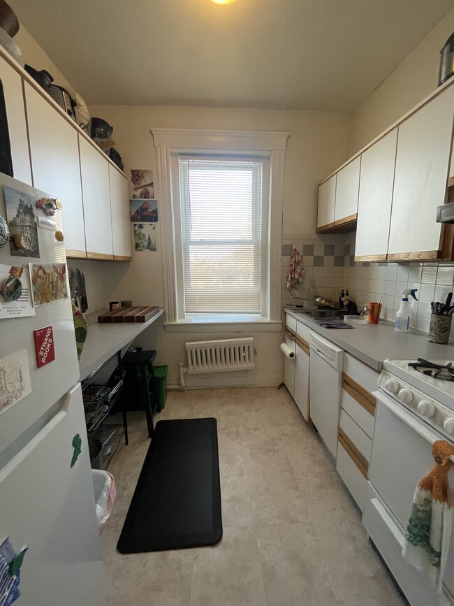 Building Photo - 198 Strathmore Rd Unit 3 Rental