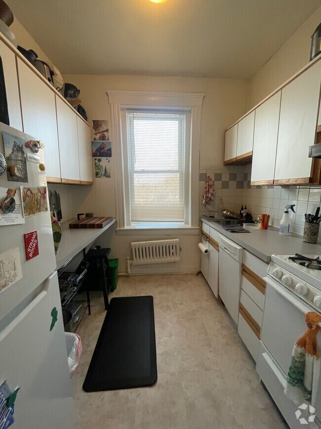 Building Photo - 198 Strathmore Rd Unit 3 Rental