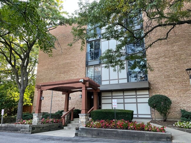 Building Photo - 1811 Four Lakes Ave Unit 1H Rental