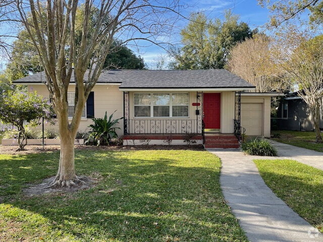 Building Photo - Charming 2-Bedroom-2-Bathroom Home- Walkin...