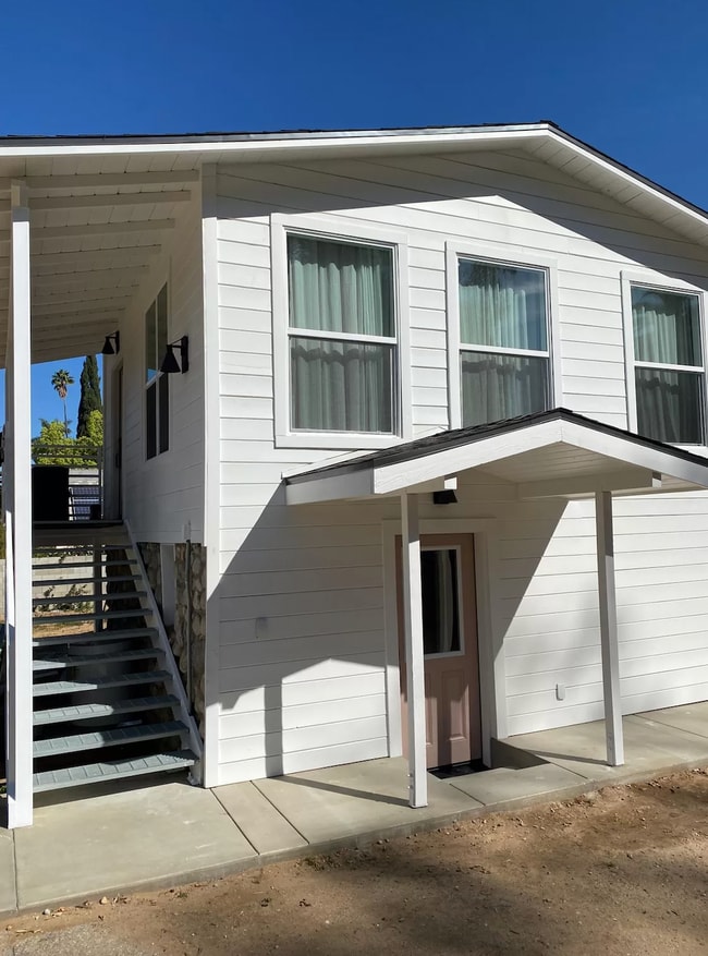 Upstairs Available - 732 Cedar Ave Unit 1.25