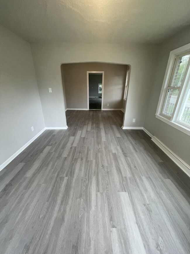 Photo - Spacious 5-bed house in Gary!