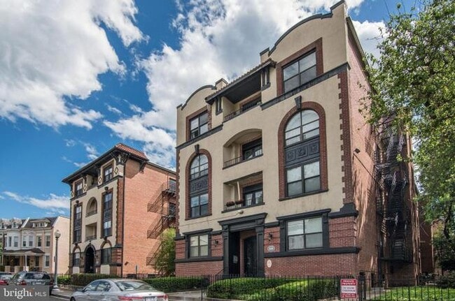 Building Photo - 1438 Meridian Pl NW Unit 304