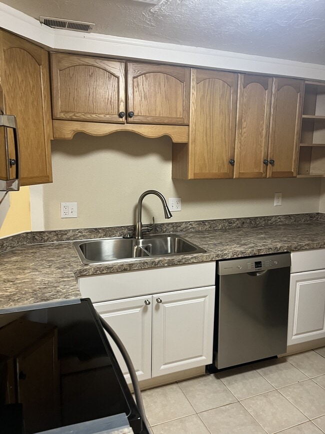 Kitchen view 2 - 6950 SE 122nd Dr Casa Unidad 2