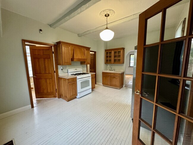 Photo - 365 E Schiller St