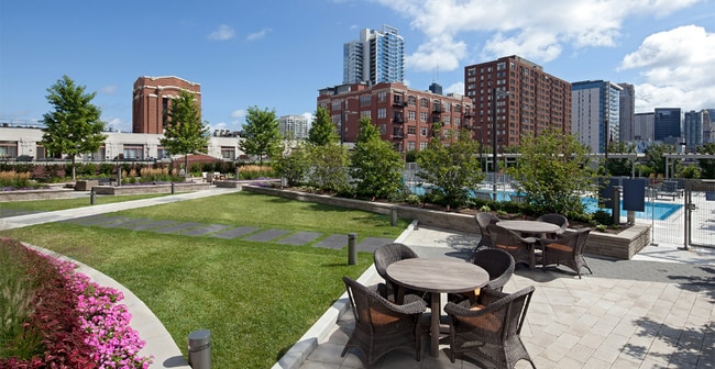 Photo - 353 W Hubbard St