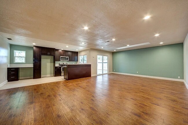 Photo - 5923 Revelstok Dr