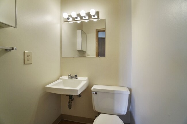 Photo - 550 - MAPLEWOOD PLAZA