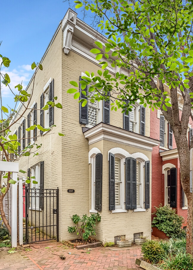 Renovated 3-level Rowhouse in East Village of Georgetown! - 1237 29th St NW