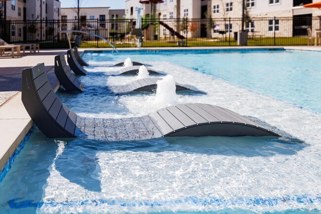 Building Photo - Balcones Trails