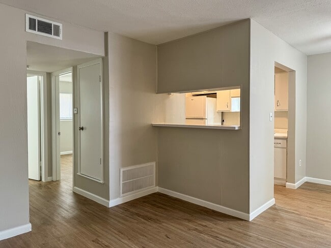 Building Photo - 2101 6th Ave N Unit 3