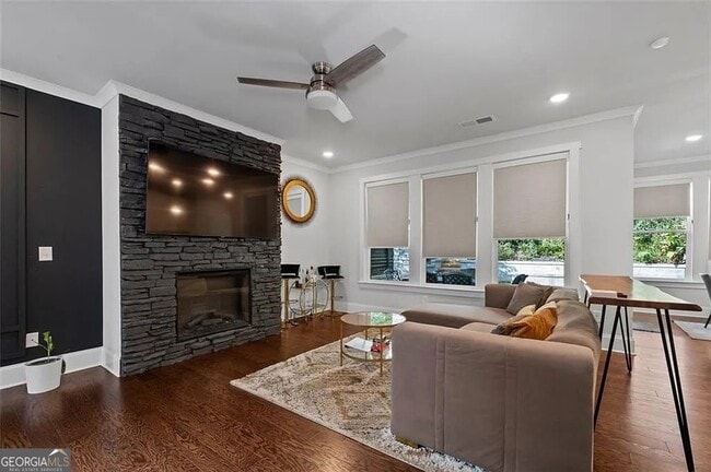 Photo - 813 Coleman St SW