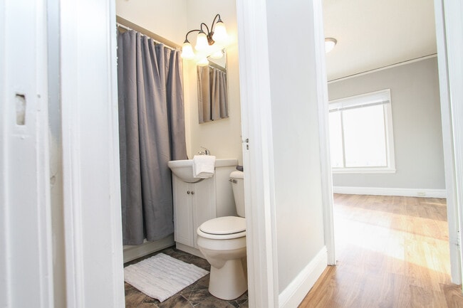 302_2BR_bath