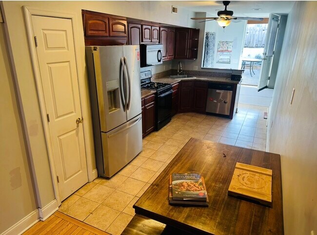 Kitchen - 829 S Linwood Ave