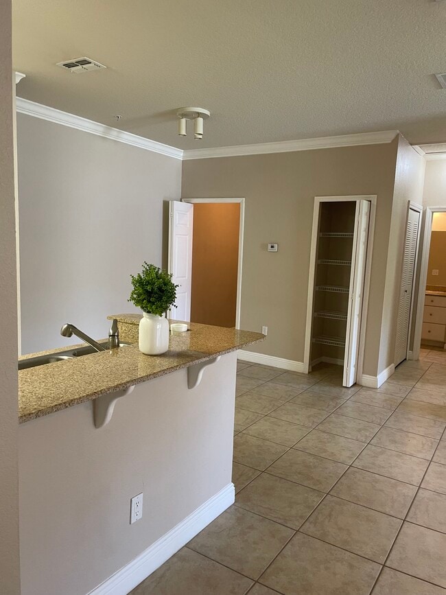 Building Photo - 303 Southern Pecan Cir Unit 207