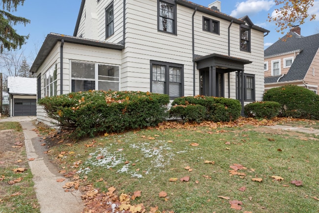 Photo - 1937 Foster Ave