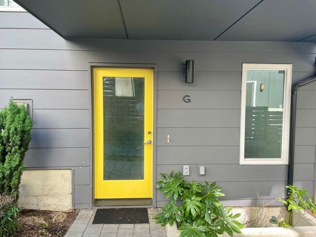 Building Photo - 4 Star Green Built 2-Bedroom, 2-Bath Townhome