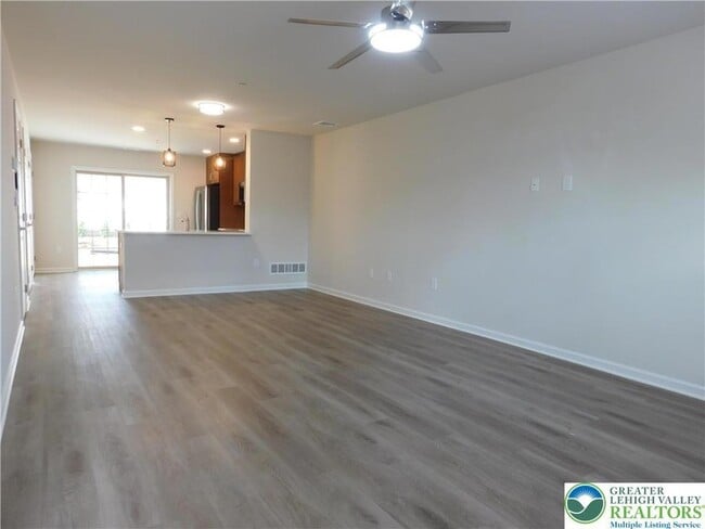 Photo - 326 E Frankford St