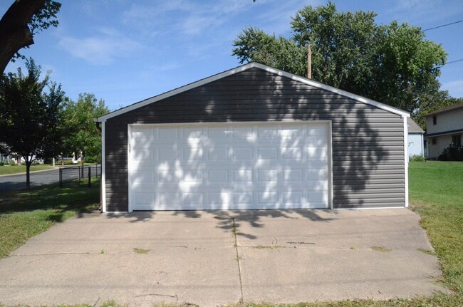 Photo - 401 E 1st St