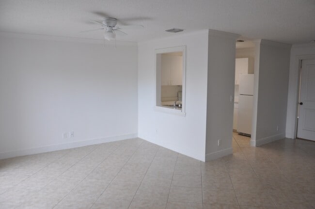 Photo - 1401 Cypress Way W