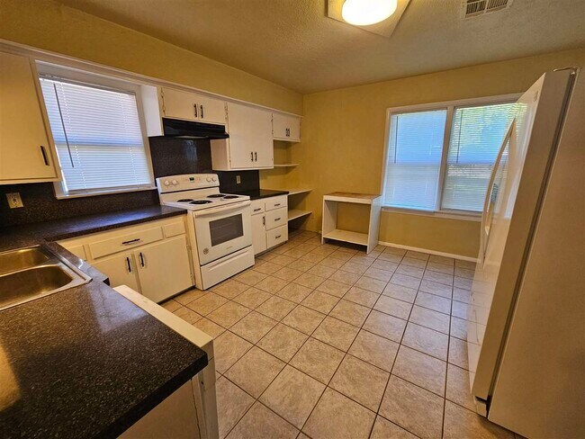 Photo - 909 NW Bell Ave