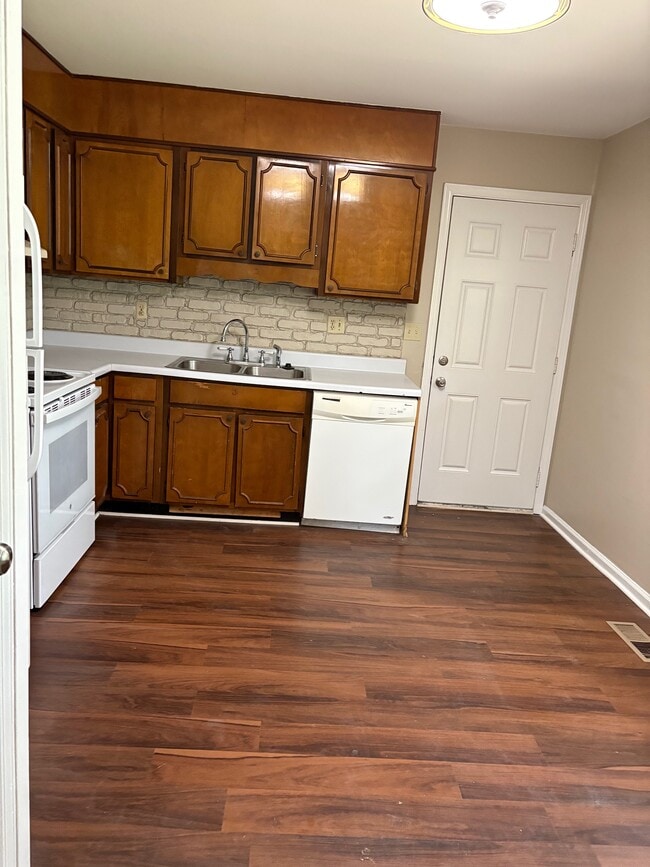 Photo - 108 Woodglen Ct