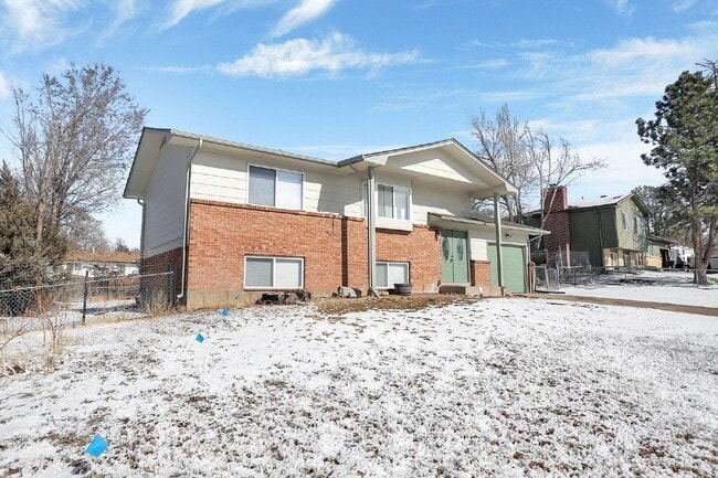 Building Photo - 512 Squire St