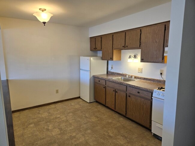Building Photo - 2370 S 107th St Unit Apt. 6