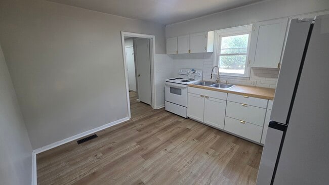 Photo - 210 Northside Ct