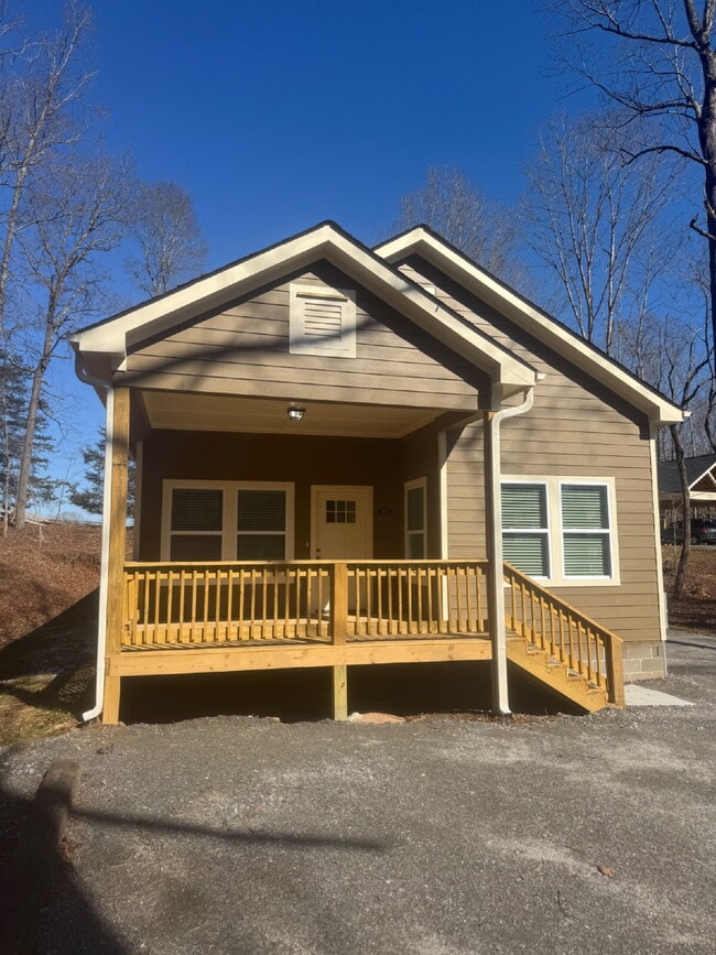 Photo - ROOMY AND MODERN NEW CONSTRUCTION HOME!
AVAILABLE NOW!