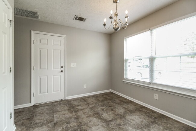 Photo - 127 Lyndhurst Dr