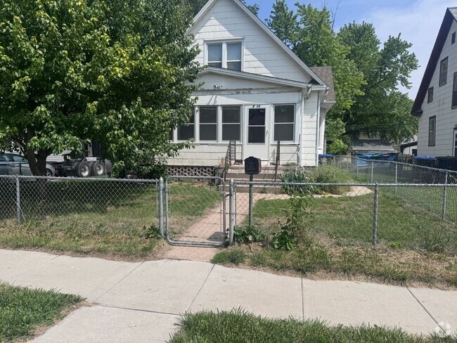Building Photo - Charming 4-Bedroom Home in Desirable West ...