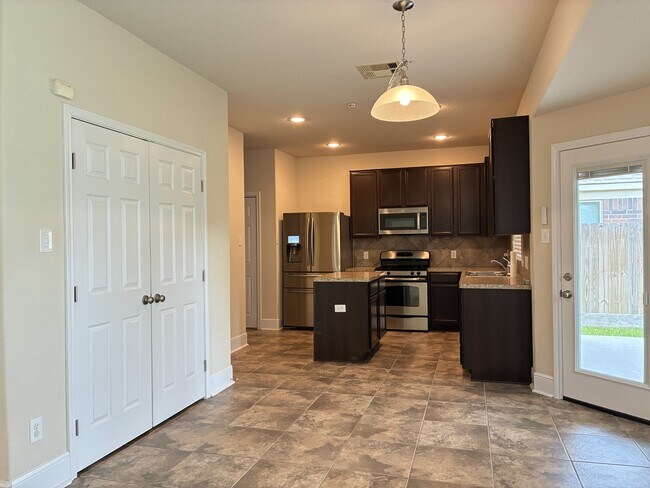 Photo - 2588 Hallmark Oak St
