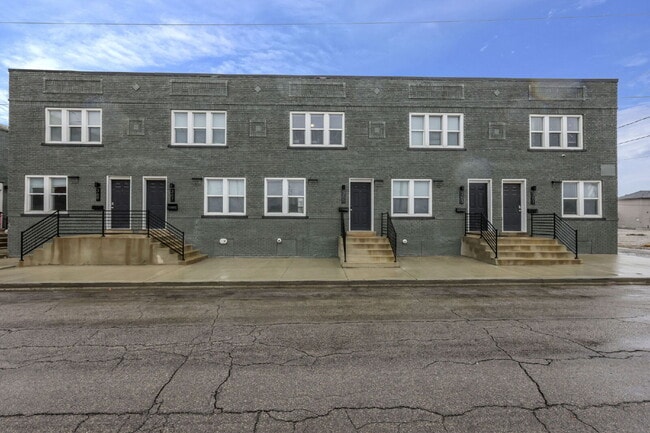 Building Photo - Modern 2BR Townhouse | Walk to Downtown | All Utilities Included