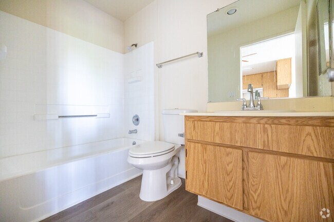 1BR, 1BA - 617SF - Bathroom